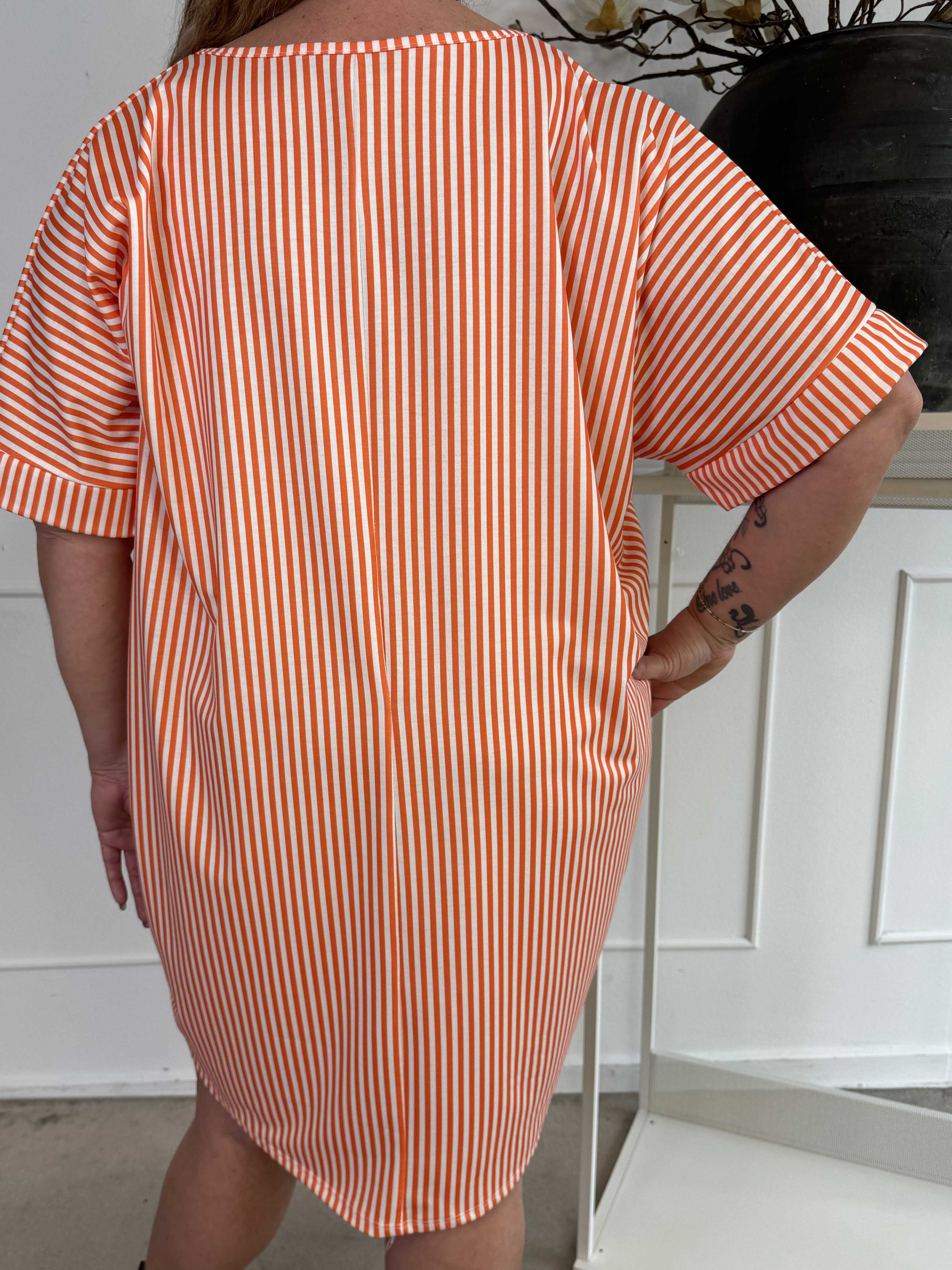 Mintu Stripe Dress - Plus size randig klänning i bomull med similisten